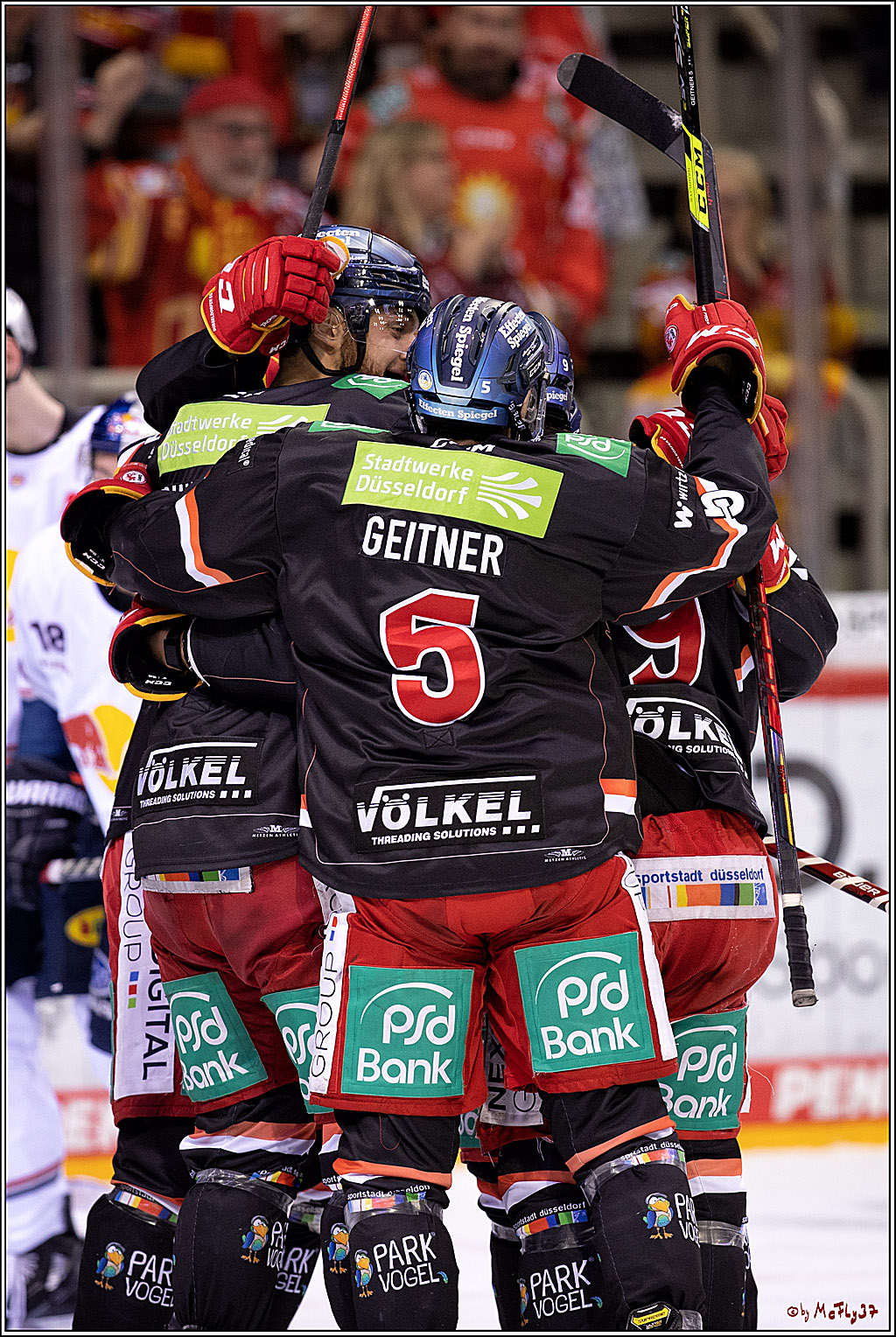 PENNY DEL Viertelfinale 4. Spiel; Duesseldorfer EG - Red Bull Muenchen; Duesseldorf, 16.04.2022